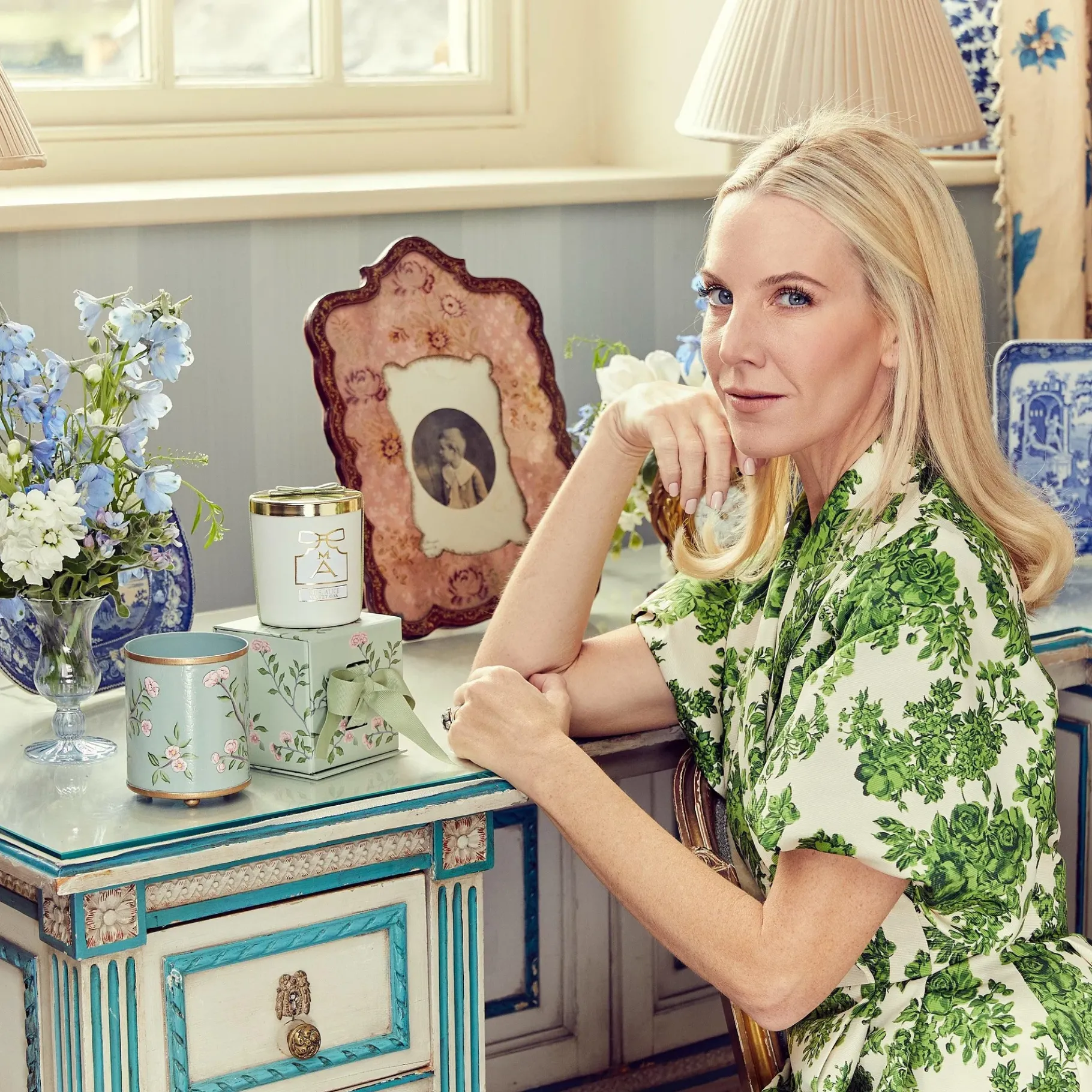 Mrs. Alice Candle Holders|Velvet Oak Scented Candle & Pot Set