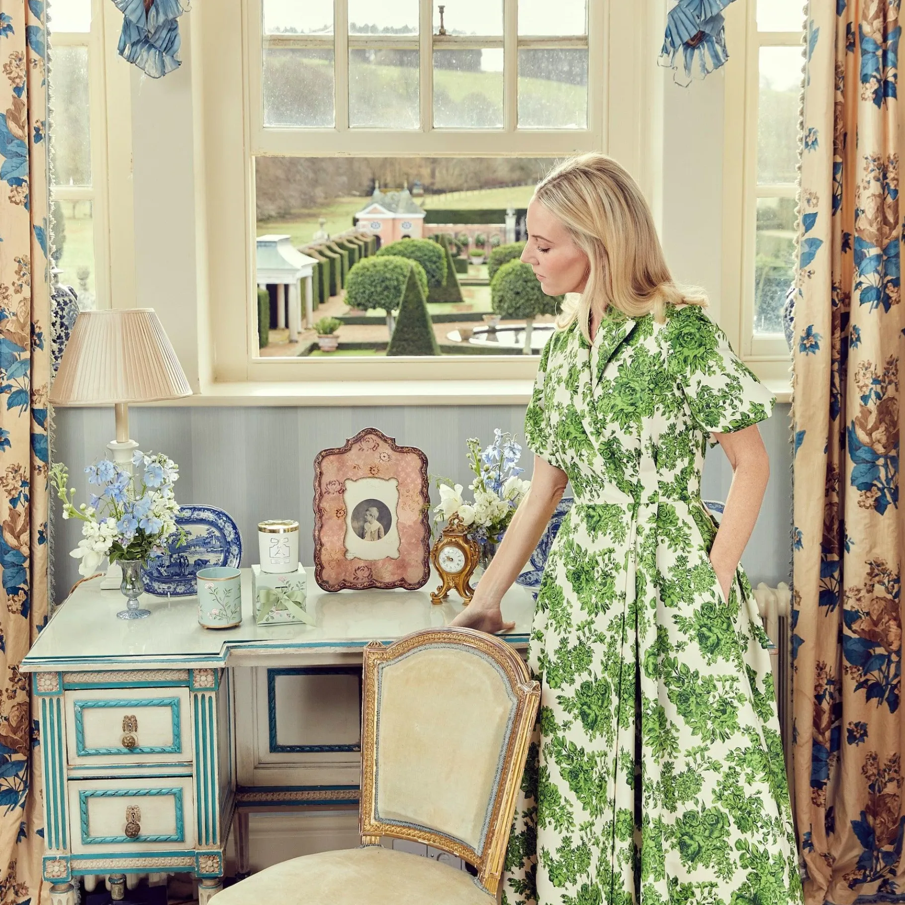 Mrs. Alice Candle Holders|Velvet Oak Scented Candle & Pot Set